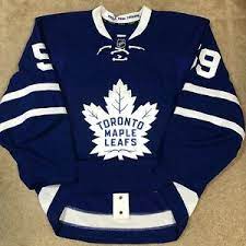 Justin Bieber suunnittelee kaksipuolisen Toronto Maple Leafs -paidan